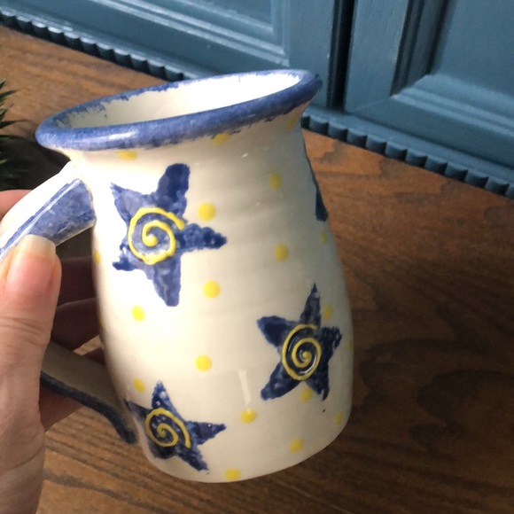 Signed studio pottery mug with stars - Picture 5 of 5